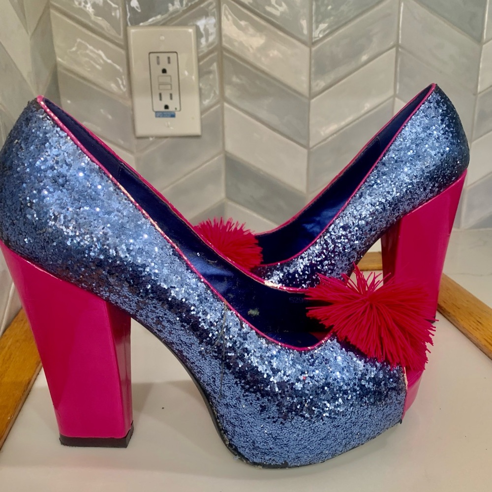 TOPSHOP GORGEOUS SPARKLY AND FESTIVE SEQUIN PUMPS WITH POMPOM